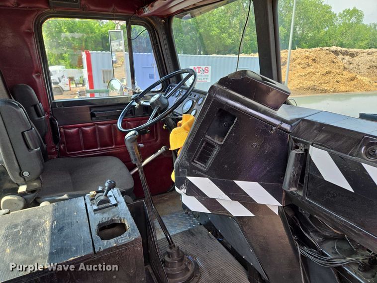 image for item EM7476 1985 Freightliner truck cab and chassis