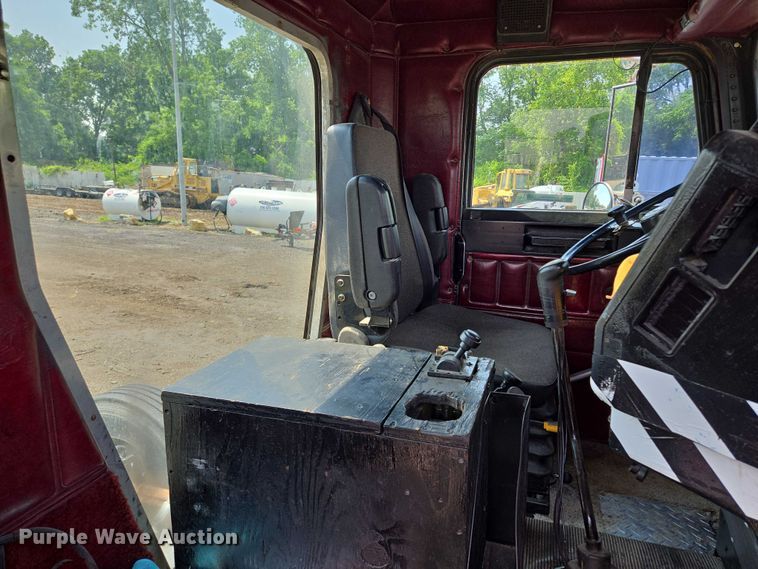 image for item EM7476 1985 Freightliner truck cab and chassis