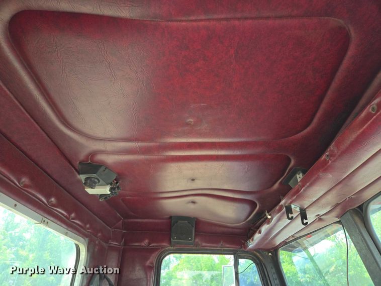 image for item EM7476 1985 Freightliner truck cab and chassis