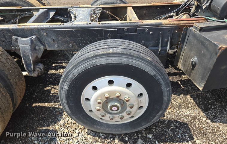 image for item EM7476 1985 Freightliner truck cab and chassis