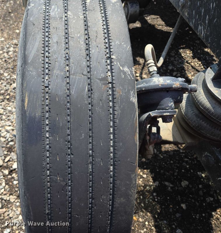 image for item EM7476 1985 Freightliner truck cab and chassis