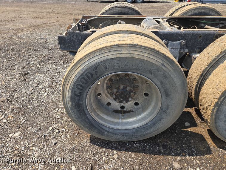 image for item EM7476 1985 Freightliner truck cab and chassis