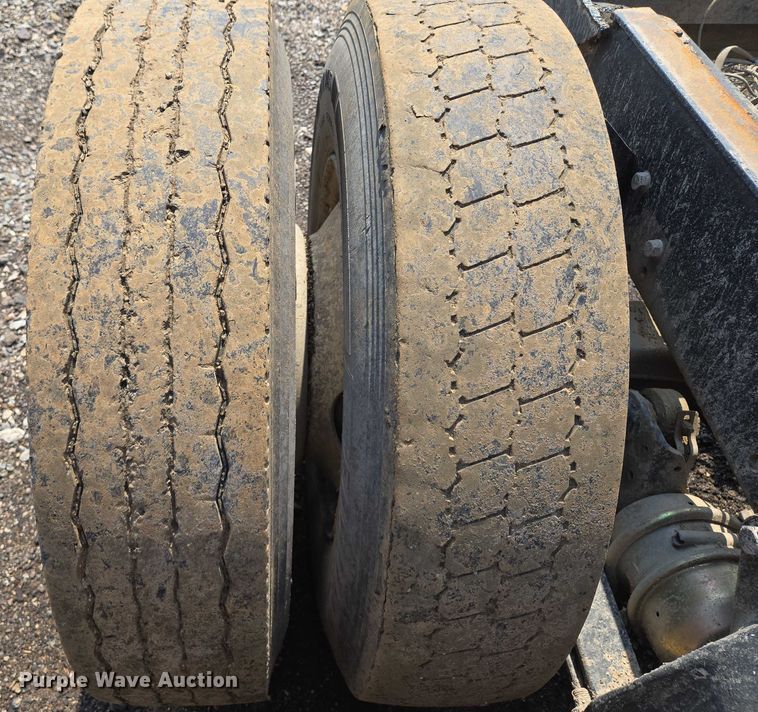 image for item EM7476 1985 Freightliner truck cab and chassis