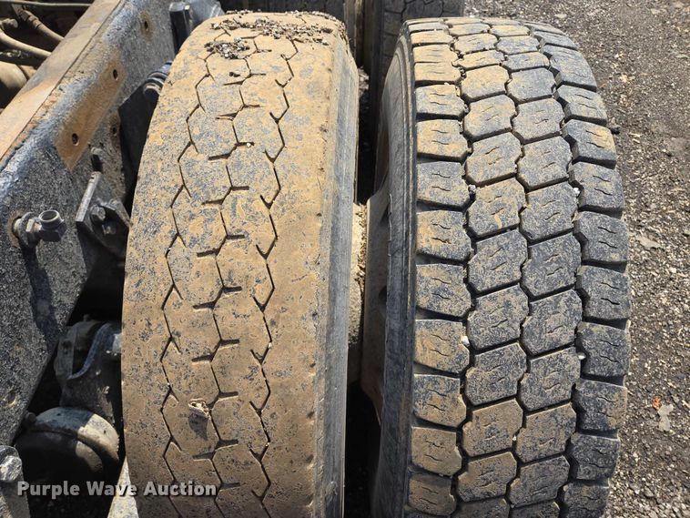 image for item EM7476 1985 Freightliner truck cab and chassis