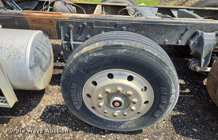 image for item EM7476 1985 Freightliner truck cab and chassis