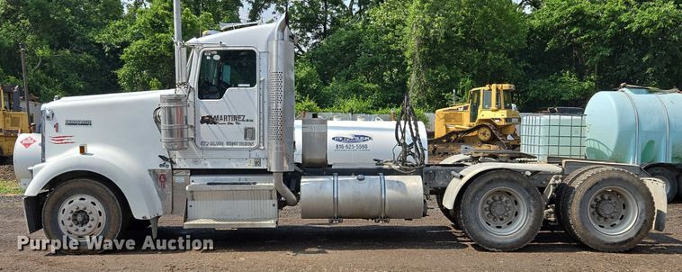 image for item EM7477 2001 Kenworth W900B semi truck