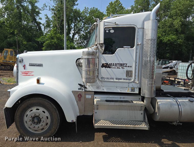 image for item EM7477 2001 Kenworth W900B semi truck