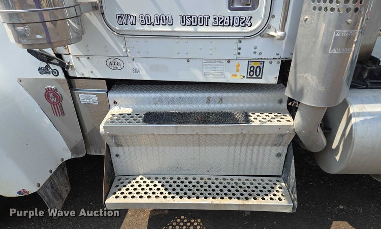 image for item EM7477 2001 Kenworth W900B semi truck