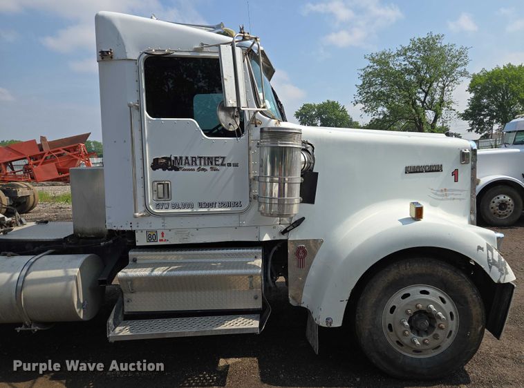 image for item EM7477 2001 Kenworth W900B semi truck