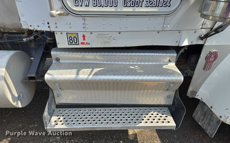 image for item EM7477 2001 Kenworth W900B semi truck