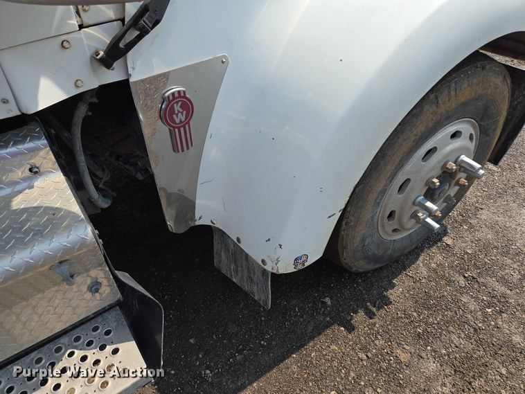 image for item EM7477 2001 Kenworth W900B semi truck