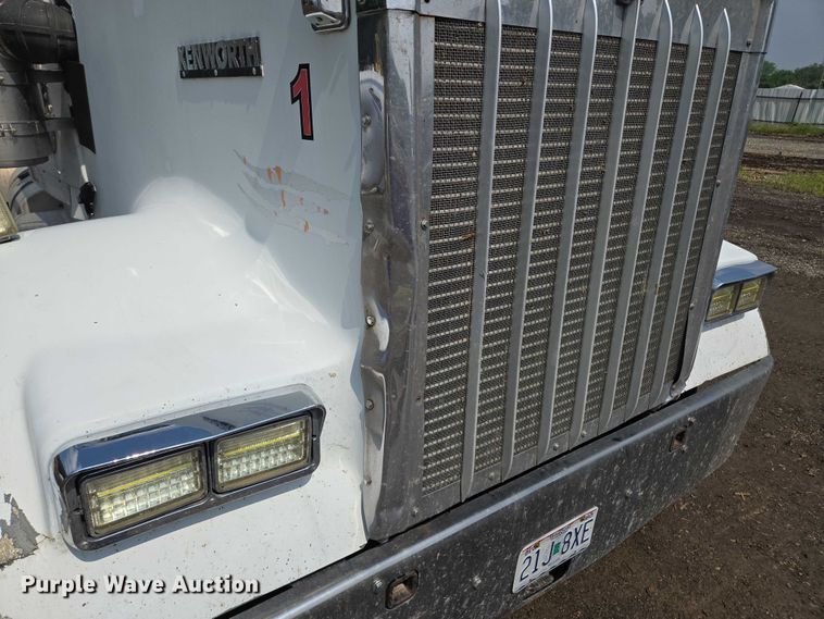 image for item EM7477 2001 Kenworth W900B semi truck