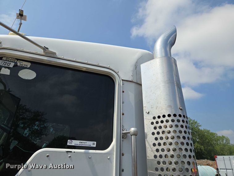 image for item EM7477 2001 Kenworth W900B semi truck