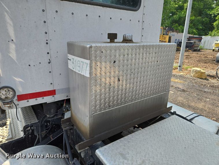 image for item EM7477 2001 Kenworth W900B semi truck