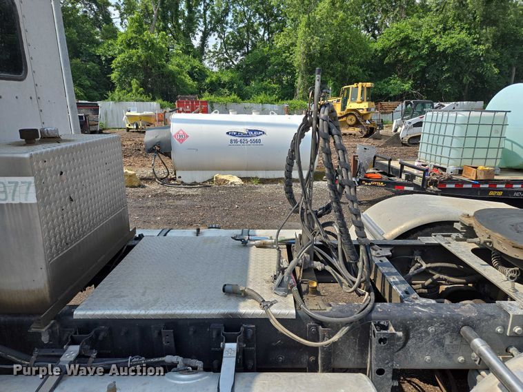 image for item EM7477 2001 Kenworth W900B semi truck