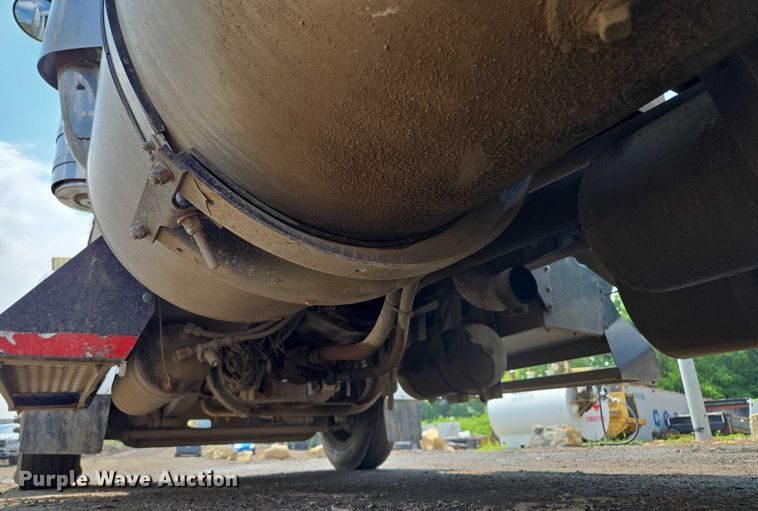 image for item EM7477 2001 Kenworth W900B semi truck