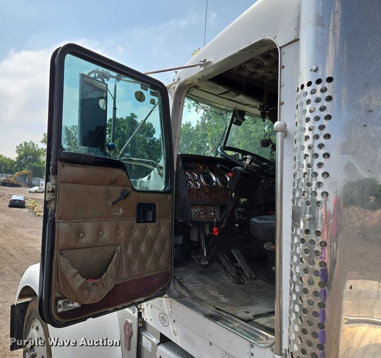 image for item EM7477 2001 Kenworth W900B semi truck