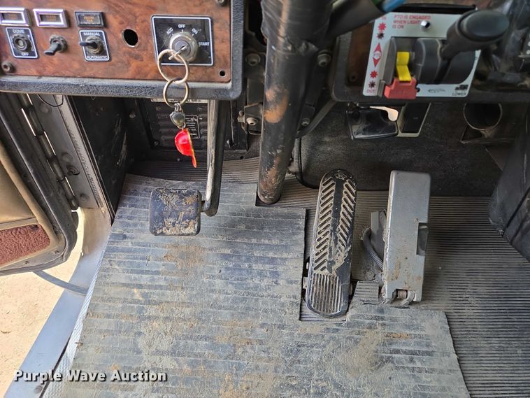 image for item EM7477 2001 Kenworth W900B semi truck