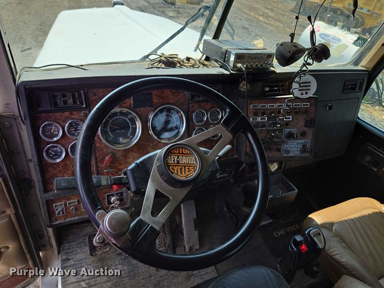 image for item EM7477 2001 Kenworth W900B semi truck