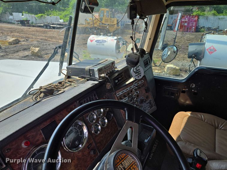 image for item EM7477 2001 Kenworth W900B semi truck