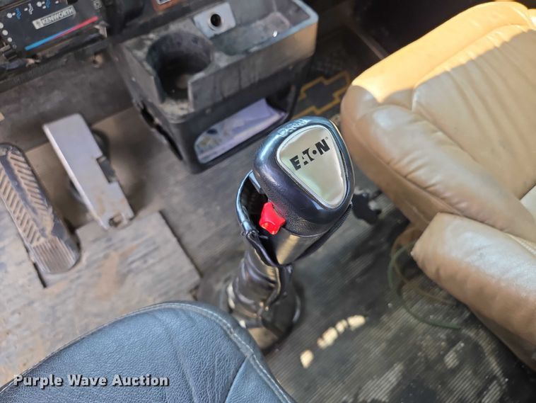 image for item EM7477 2001 Kenworth W900B semi truck