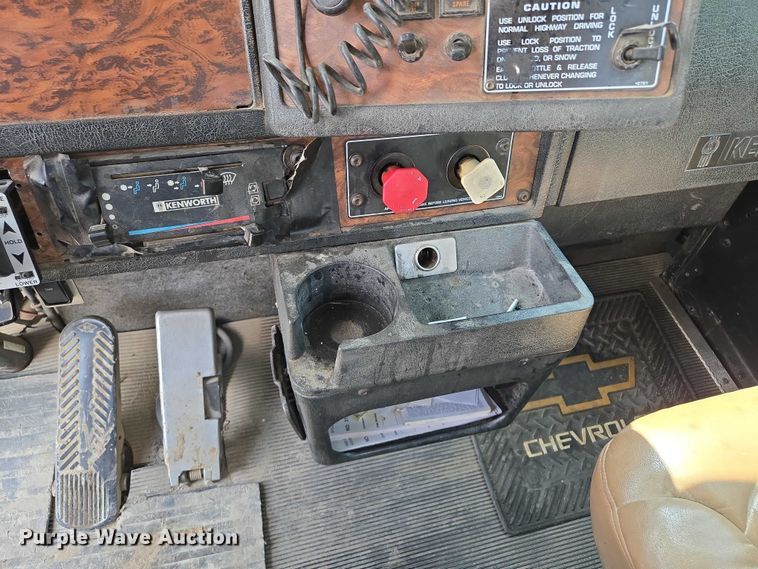 image for item EM7477 2001 Kenworth W900B semi truck