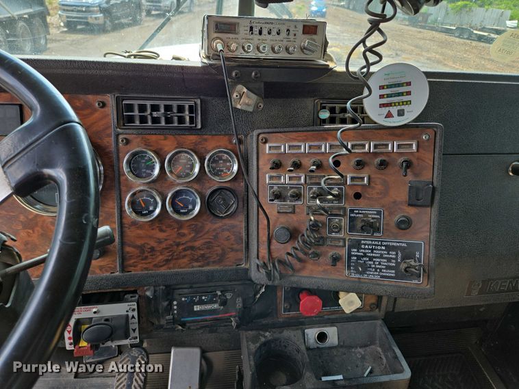 image for item EM7477 2001 Kenworth W900B semi truck