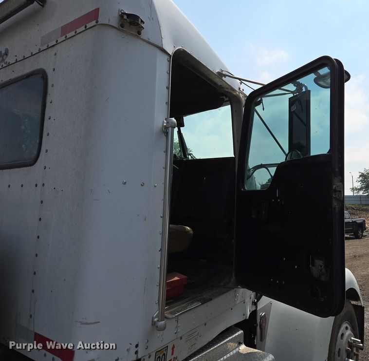 image for item EM7477 2001 Kenworth W900B semi truck