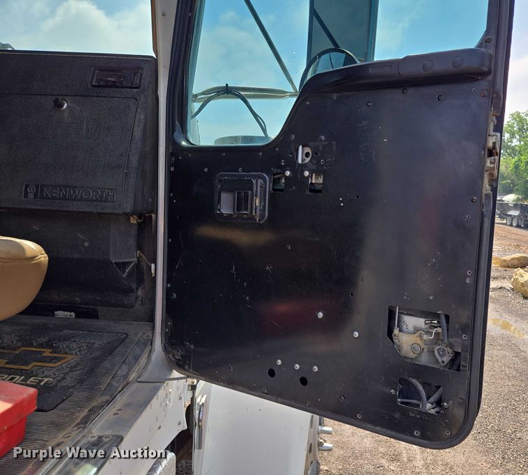 image for item EM7477 2001 Kenworth W900B semi truck