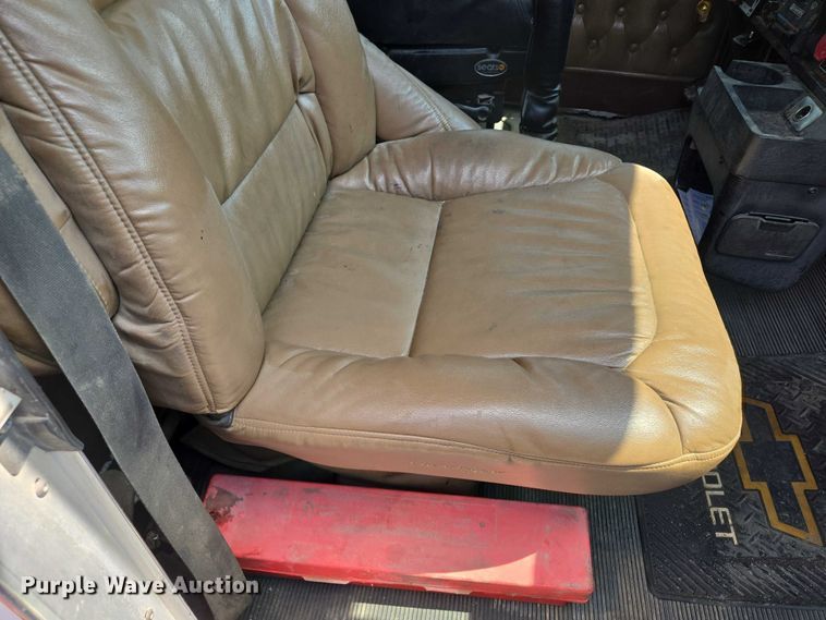 image for item EM7477 2001 Kenworth W900B semi truck