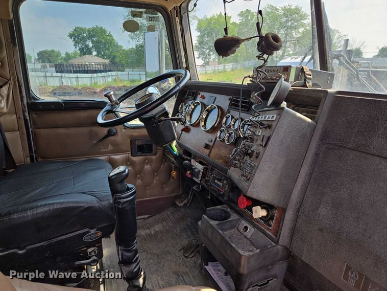 image for item EM7477 2001 Kenworth W900B semi truck