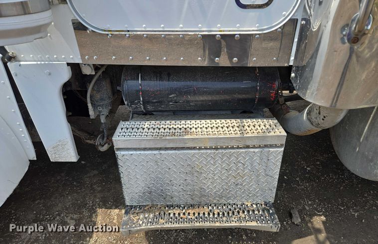 image for item EM7478 1998 Peterbilt 379 dump truck