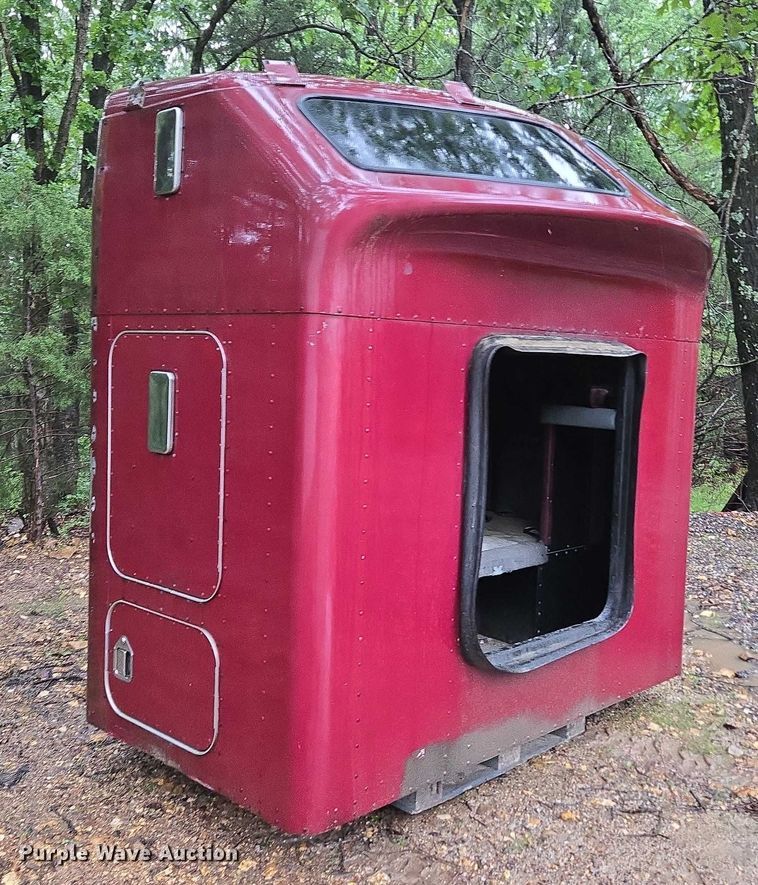 image for item EN3868 Kenworth sleeper cab
