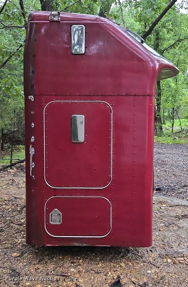 image for item EN3868 Kenworth sleeper cab