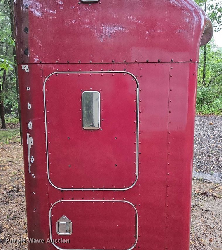 image for item EN3868 Kenworth sleeper cab