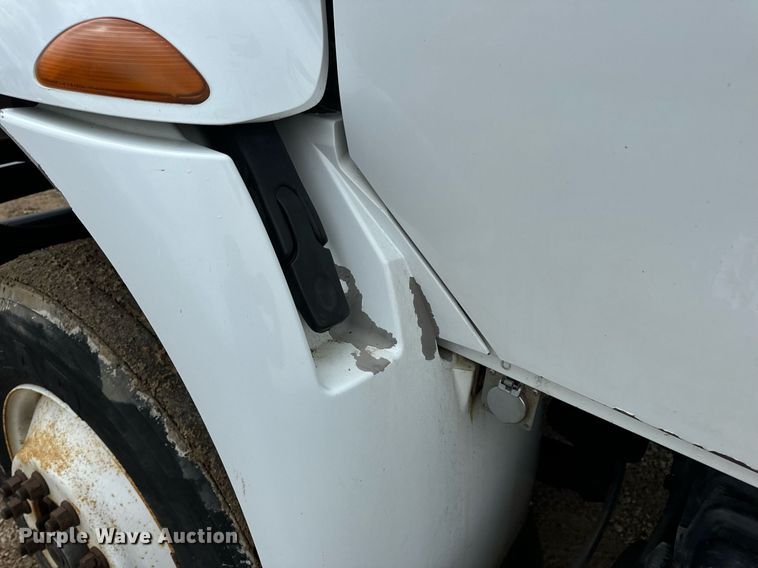 image for item EN4521 2007 International 4400 truck cab and chassis