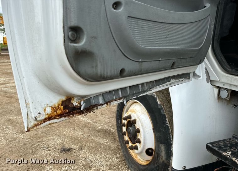 image for item EN4521 2007 International 4400 truck cab and chassis