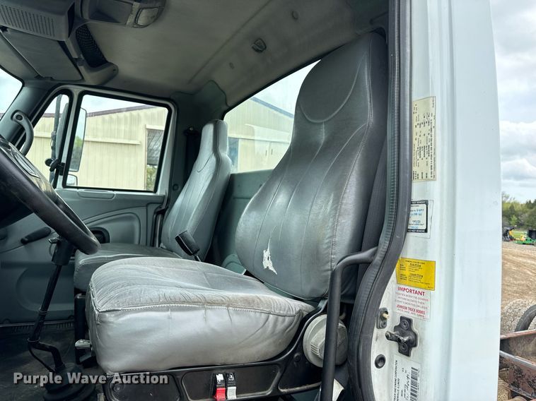 image for item EN4521 2007 International 4400 truck cab and chassis