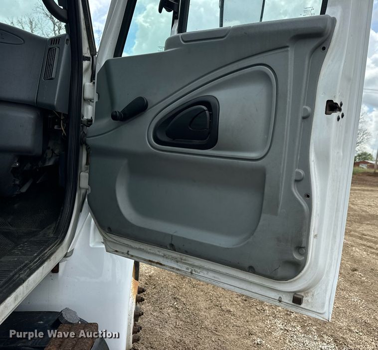 image for item EN4521 2007 International 4400 truck cab and chassis