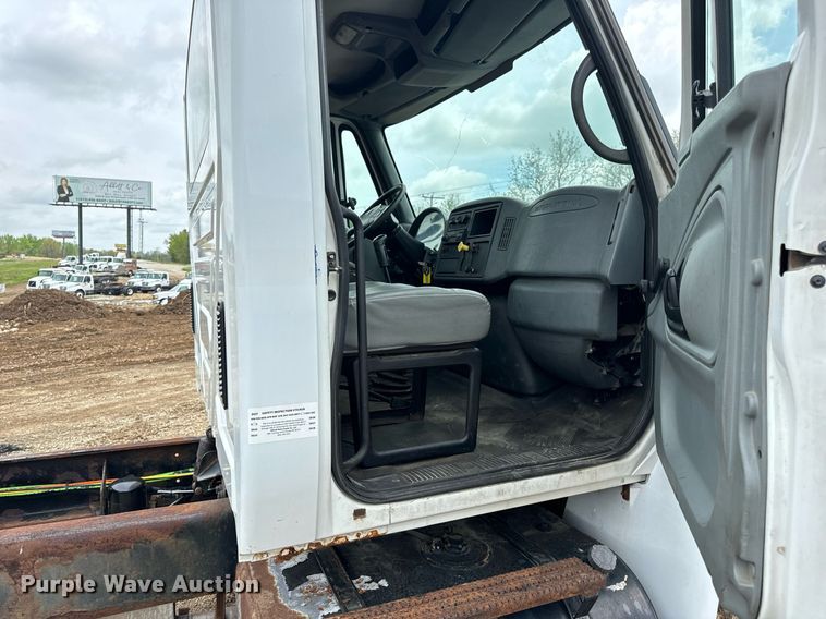 image for item EN4521 2007 International 4400 truck cab and chassis