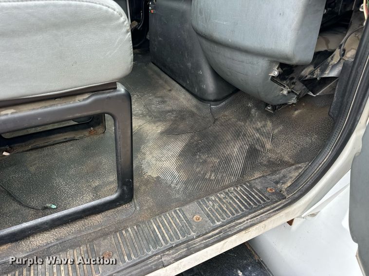 image for item EN4521 2007 International 4400 truck cab and chassis