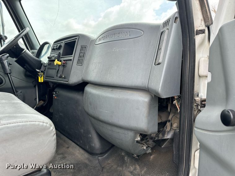 image for item EN4521 2007 International 4400 truck cab and chassis