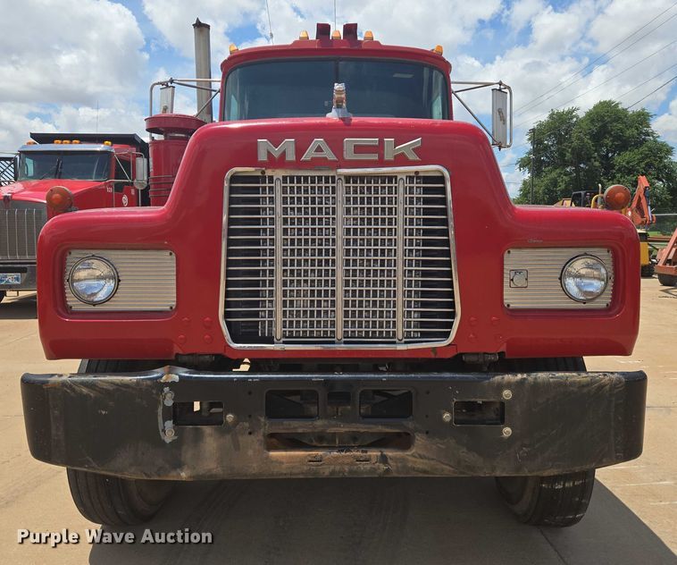 image for item EN8108 1991 Mack RD688S winch truck