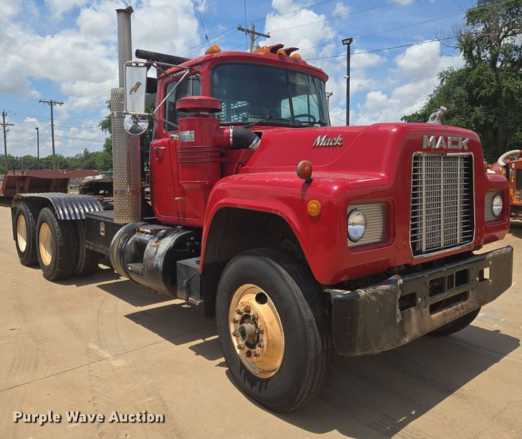 image for item EN8108 1991 Mack RD688S winch truck