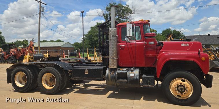 image for item EN8108 1991 Mack RD688S winch truck