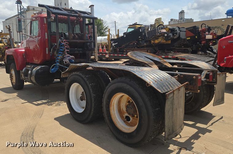 image for item EN8108 1991 Mack RD688S winch truck