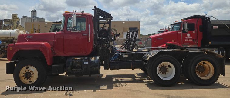 image for item EN8108 1991 Mack RD688S winch truck