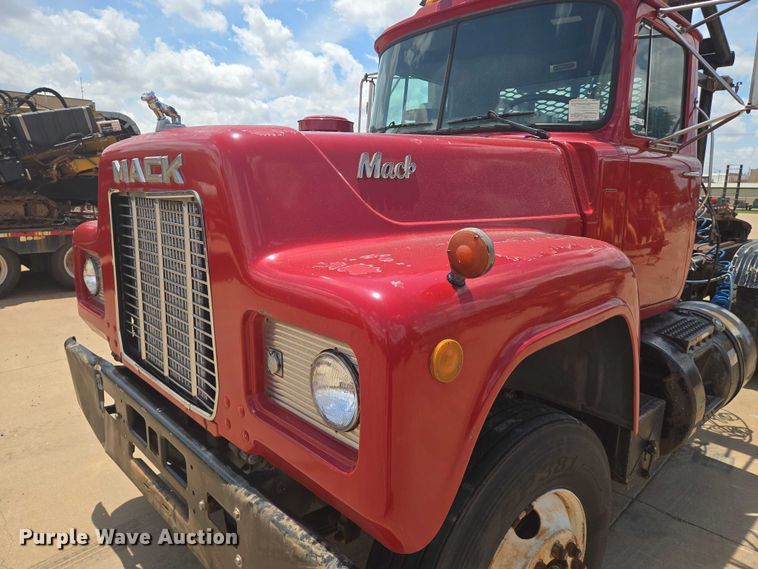 image for item EN8108 1991 Mack RD688S winch truck