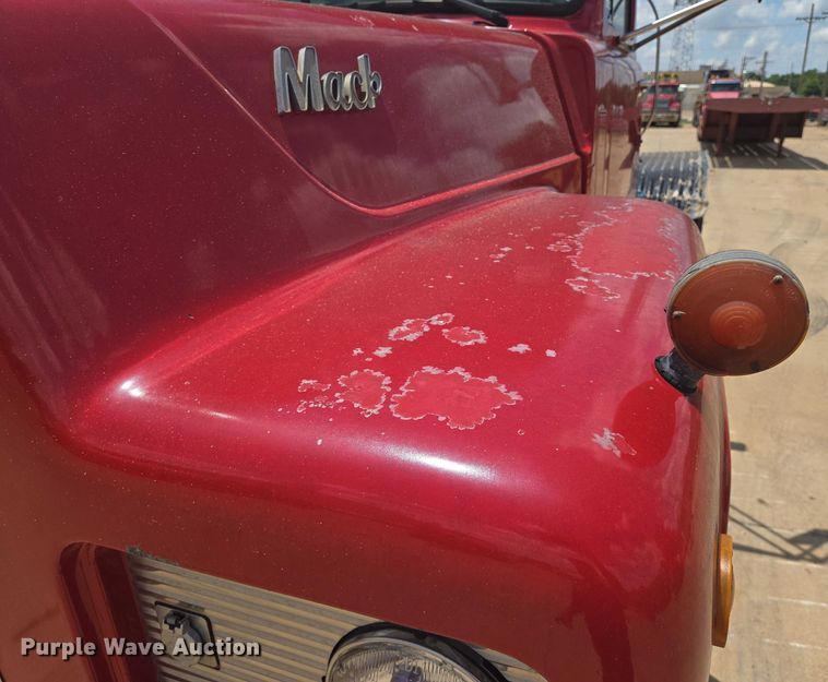 image for item EN8108 1991 Mack RD688S winch truck