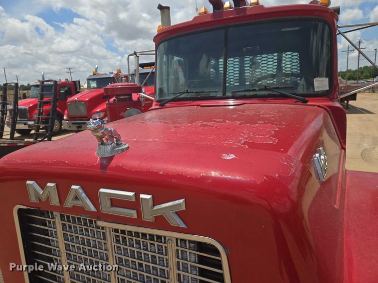 image for item EN8108 1991 Mack RD688S winch truck